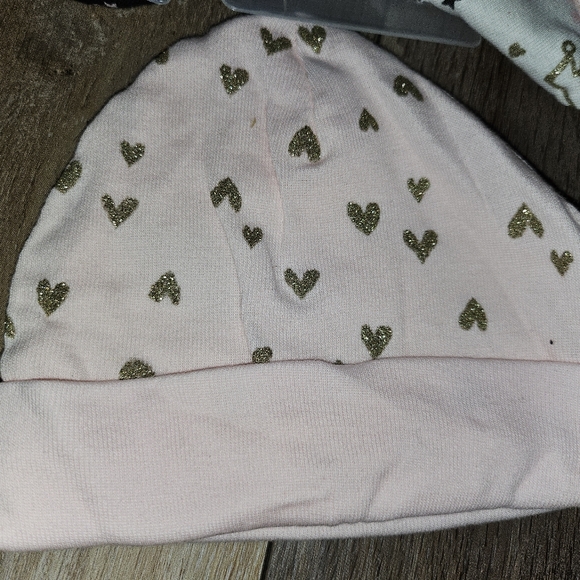 Gerber 》 Organic Baby Soft Hats 3pk | Size 0-6M | Stars & Hearts - Picture 3 of 4